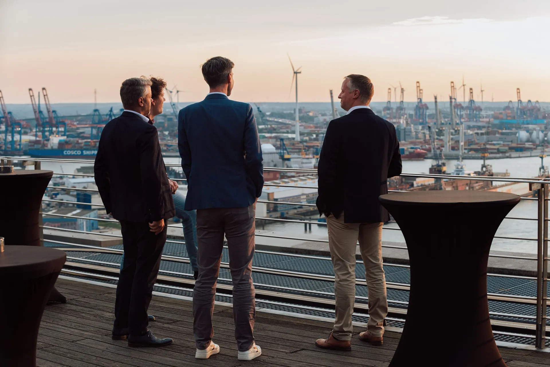 Gäste auf der Dachterrasse mit Blick über den Hamburger Hafen beim Everllence-Event.
